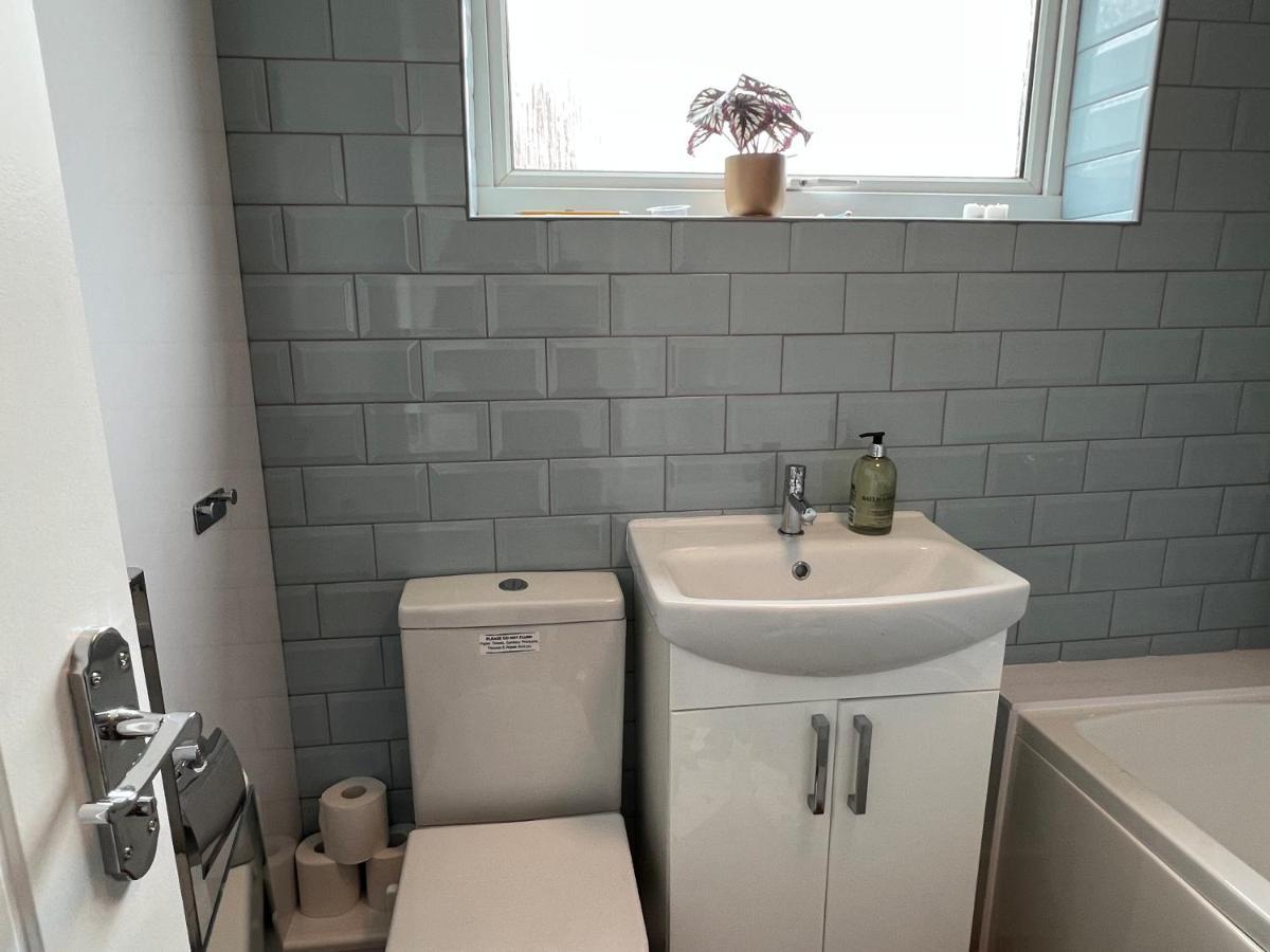 Chine Cottage Self-Catering Coastal Bungalow In Rural West Wight Freshwater Esterno foto