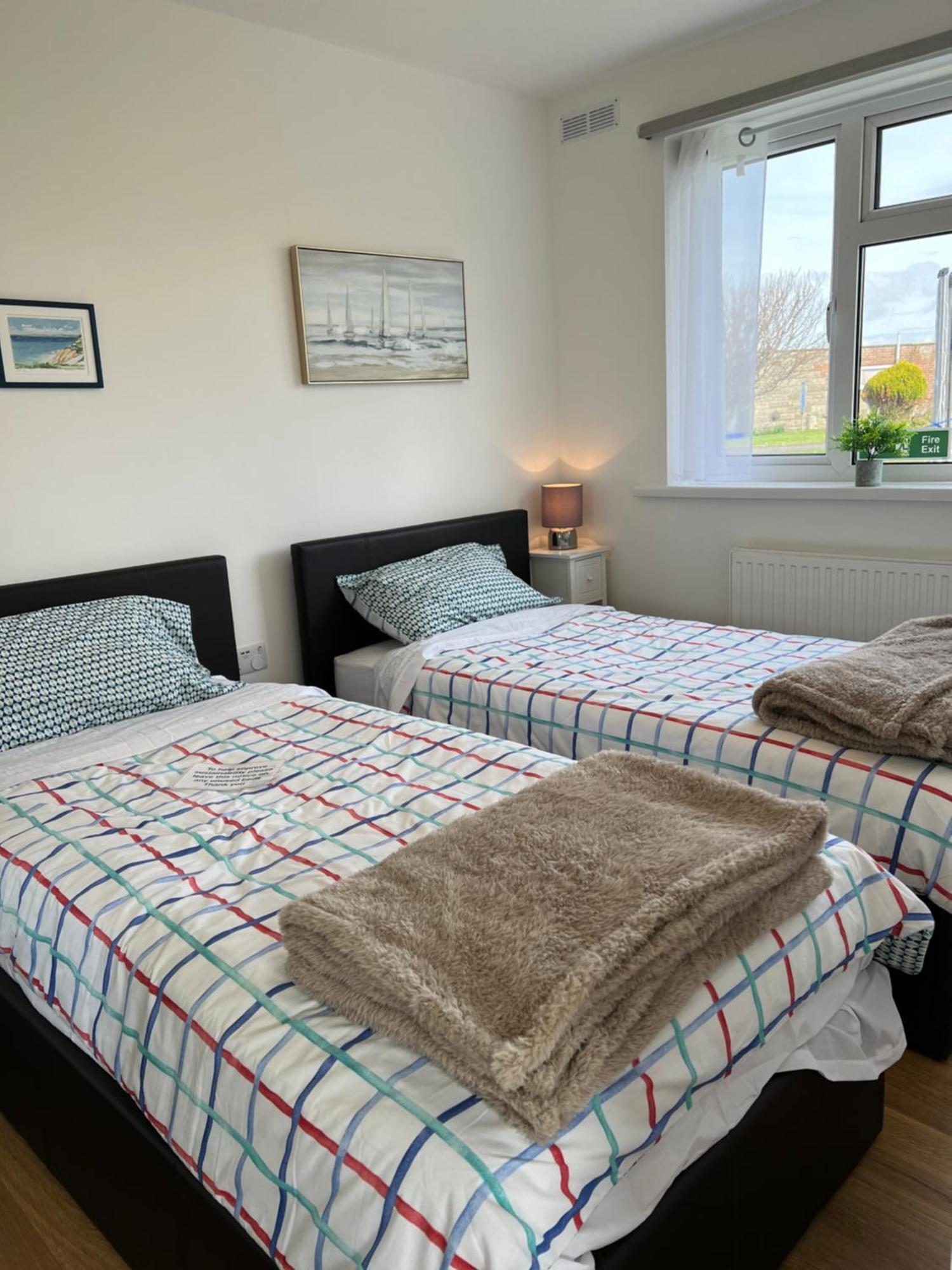 Chine Cottage Self-Catering Coastal Bungalow In Rural West Wight Freshwater Esterno foto